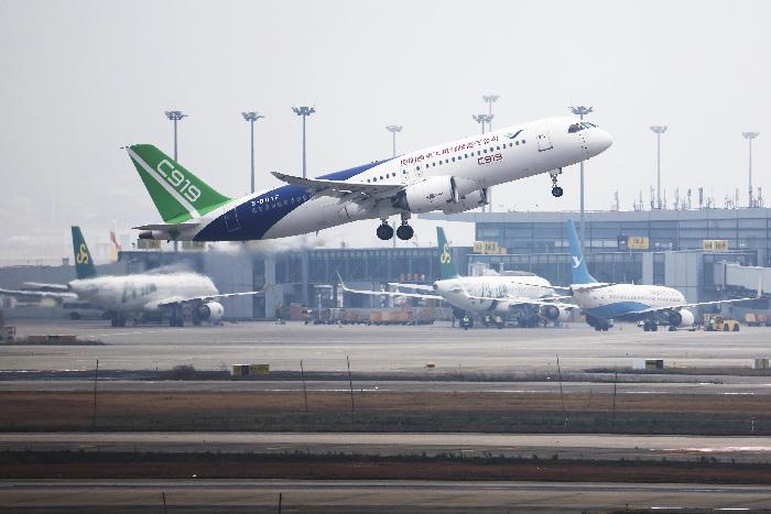 國(guó)產(chǎn)C919及ARJ21飛機(jī)從上海起飛首訪(fǎng)香港