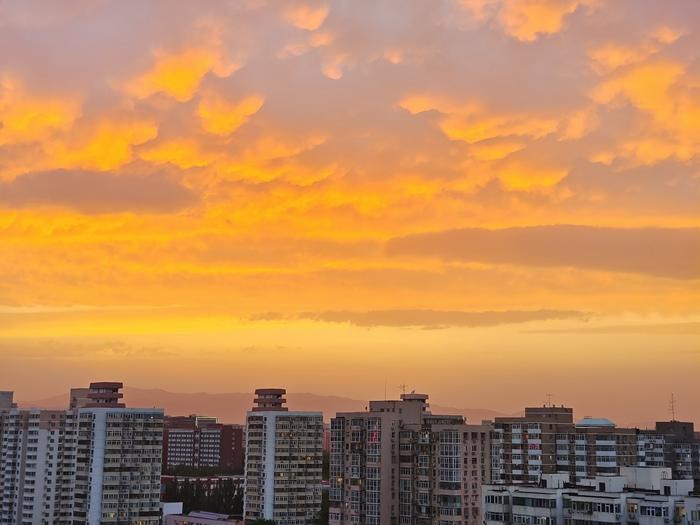 北京雨后天空迎來(lái)絢麗晚霞