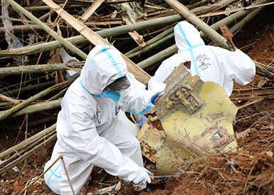 武警官兵分批次、分區(qū)域搜索