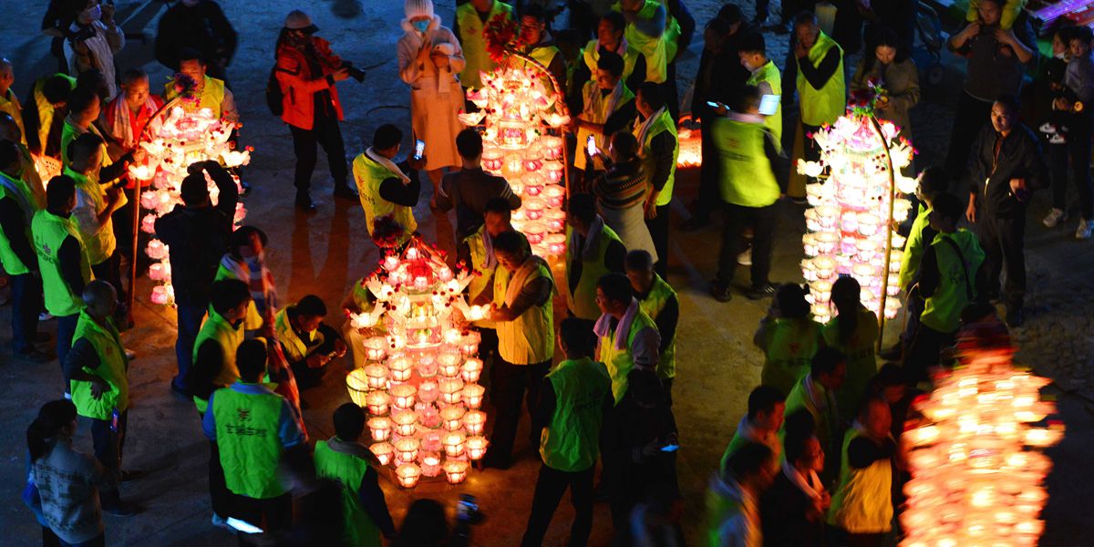 福建閩西：芷溪游花燈——“紙做燈、油點(diǎn)燈、紙包火”