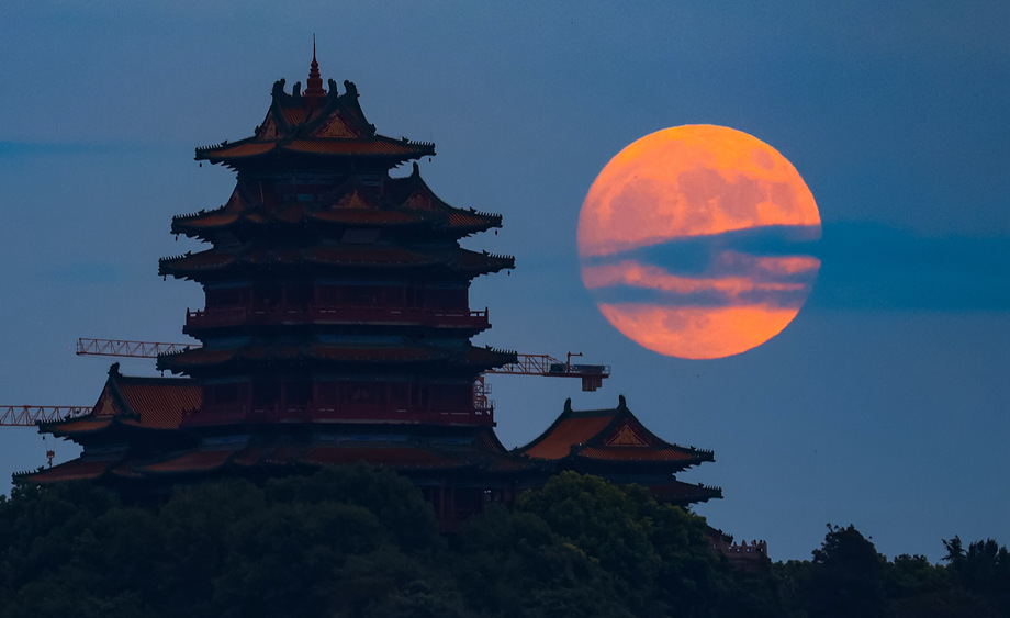 多地升起圓月點綴中秋夜色