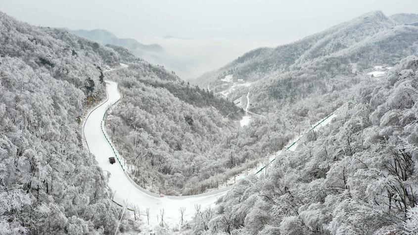 湖北保康現(xiàn)森林霧凇景觀 如水墨畫(huà)卷