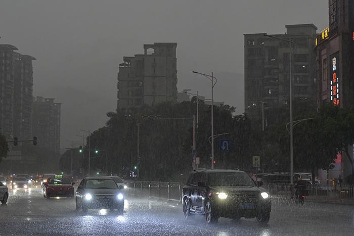 廣州遇強(qiáng)雷雨天氣